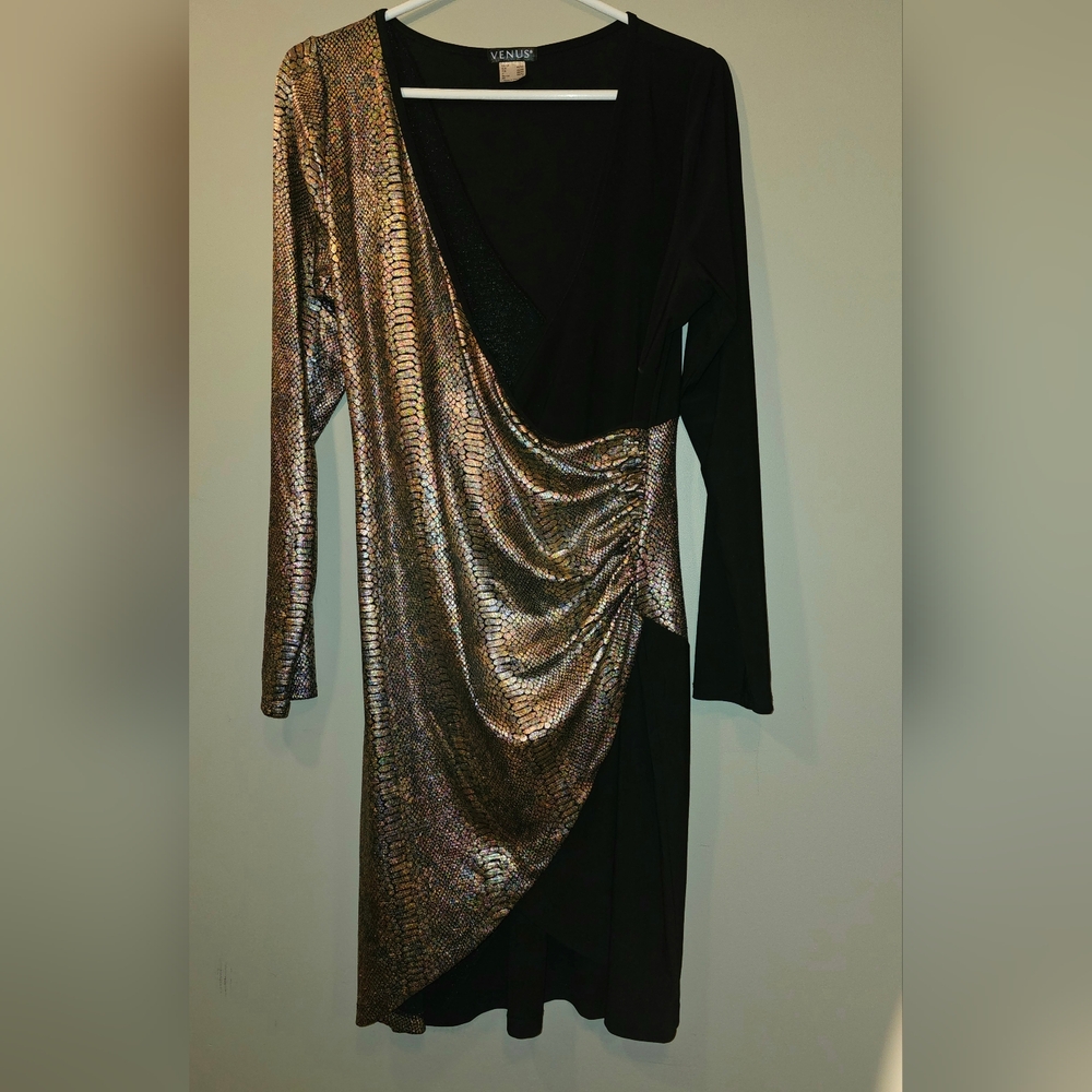 VENUS Iridescent Reptile Decor with Black and Gold Scales